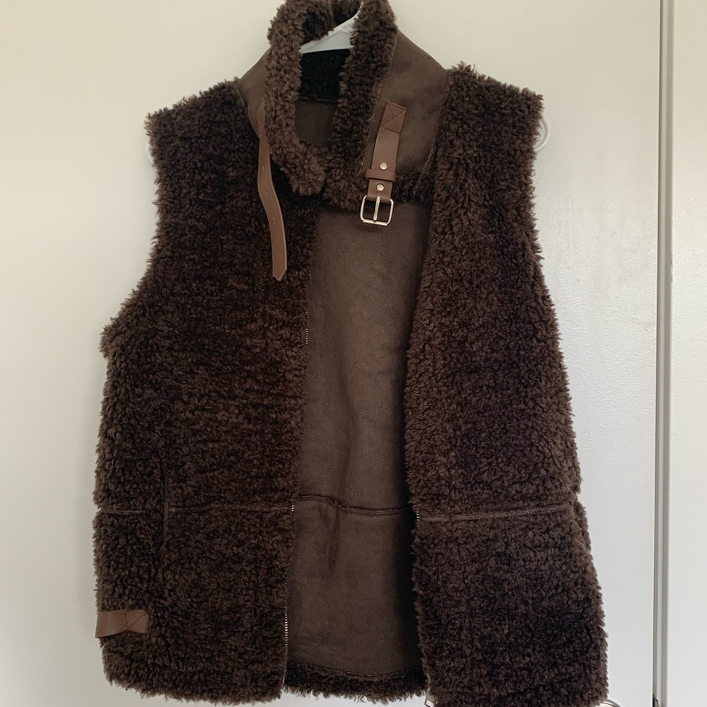 ☆ Brown Faux Shearling Vest with Buckles